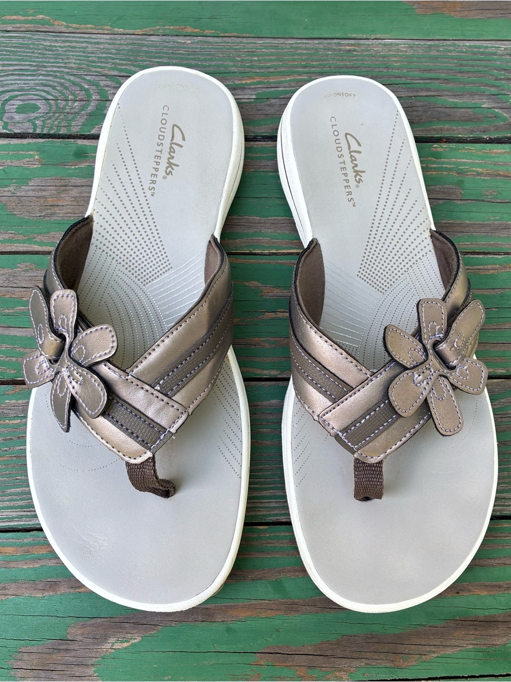 Clarks CloudSteppers Brinkley Flora Pewter Metallic Sandals Sz 9 Slippers